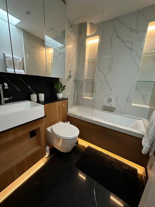 Appartamento Flat 3 7a Lavender Hill Londra
